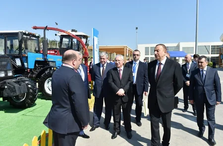 Prezident İlham Əliyev Beynəlxalq qida sənayesi və kənd təsərrüfatı sərgiləri ilə tanış olub