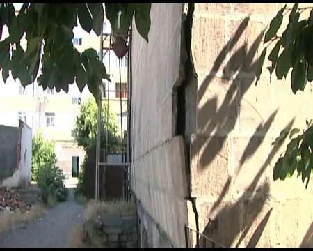Göyçayın mərkəzində binanın fasadının daşları yerə tökülür: sakinlər təhlükə ilə üzləşib