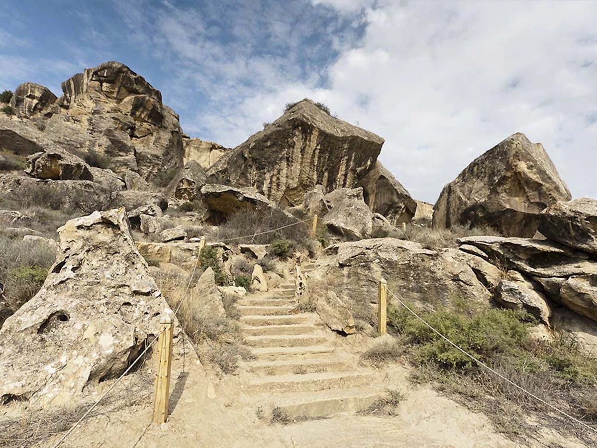Rusiyalı turist Qobustan Qoruğunda qayalıqdan yıxılıb