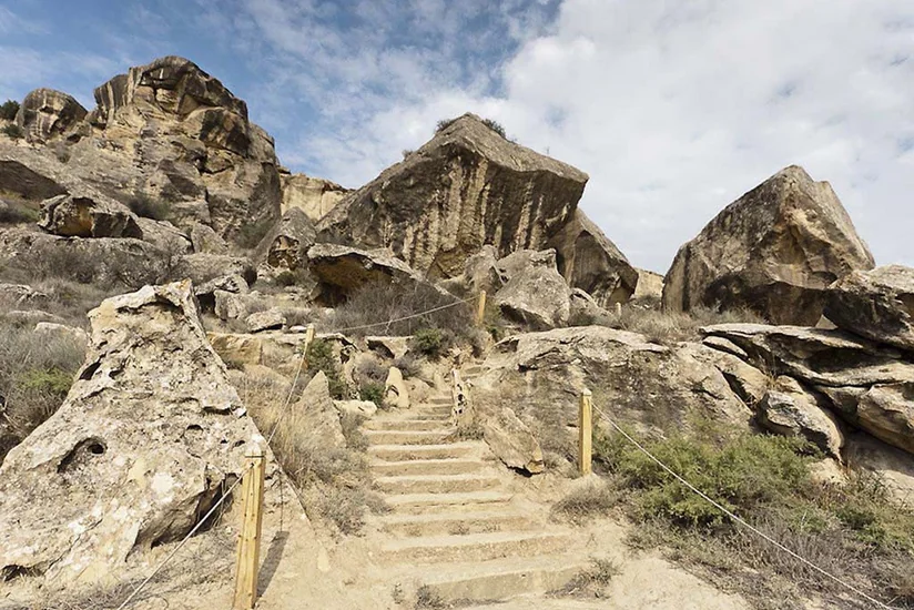 Rusiyalı turist Qobustan Qoruğunda qayalıqdan yıxılıb