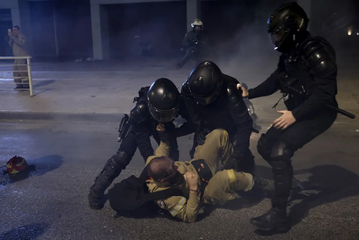 Afinada polis və yanğınsöndürənlər arasında qarşıdurma baş verib, yaralılar var