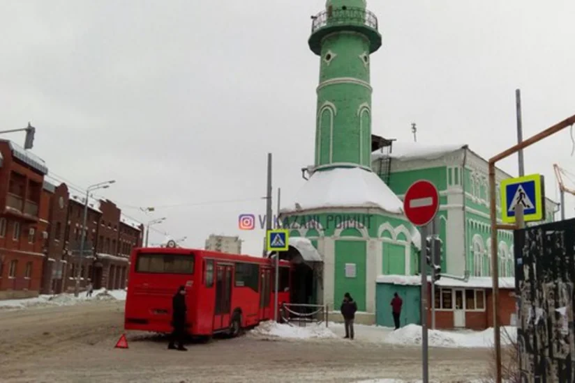 В Казани автобус въехал в двери мечети