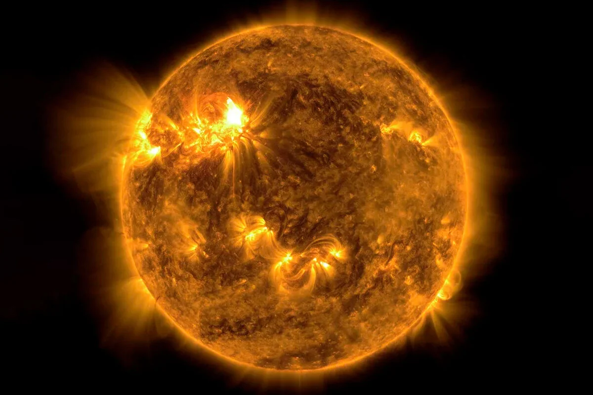 Солнце выбросило облако плазмы в сторону Земли