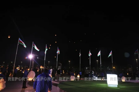 Vətən Müharibəsi Memorial Kompleksi ərazisində xüsusi şüalarla Zəfər tağı simvolizə edilib, səmaya işıq fənərləri buraxılıb