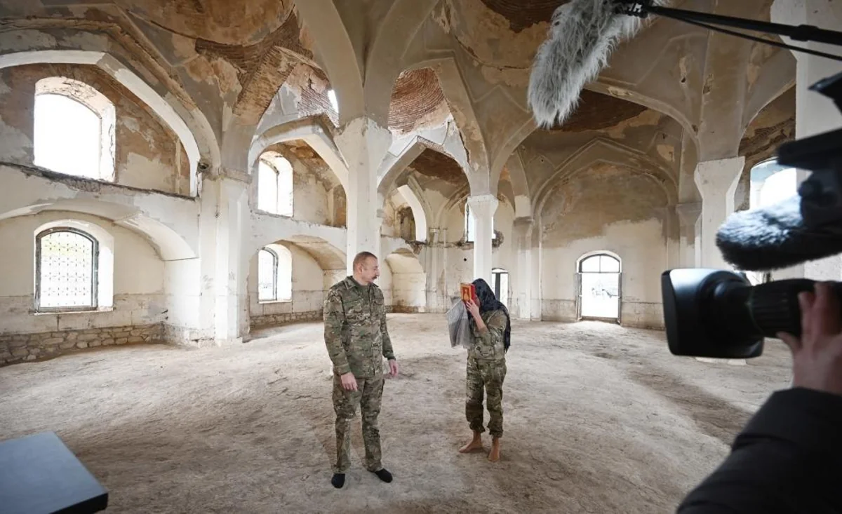 İlham Əliyev və Mehriban Əliyeva Aşağı Gövhər Ağa məscidində aparılan bərpa işləri ilə tanış olublar