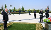 Əli Əsədov Daşkənddə Müstəqillik abidəsini ziyarət edib