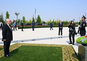 Əli Əsədov Daşkənddə Müstəqillik abidəsini ziyarət edib