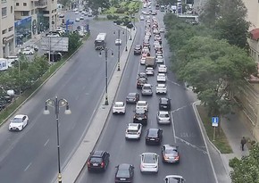 В Баку на нескольких улицах и проспектах затруднено движение транспорта