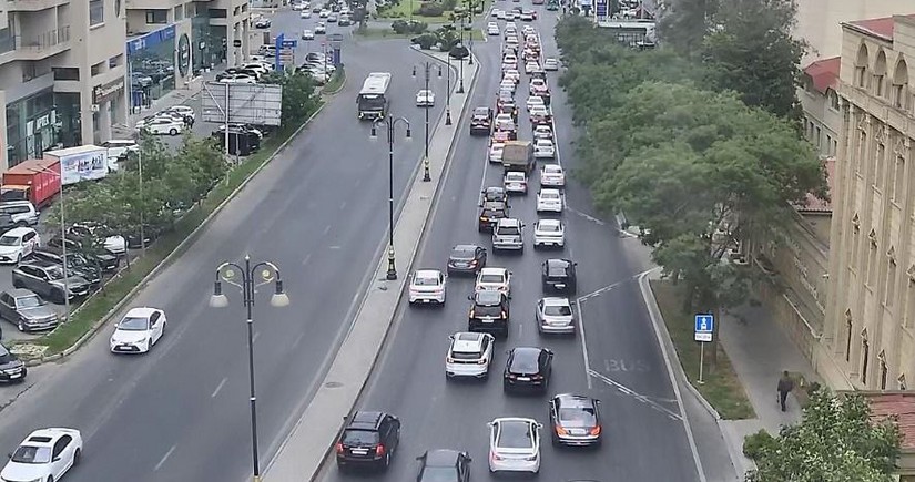 Bakının bəzi yollarında nəqliyyatın hərəkəti çətinləşib
