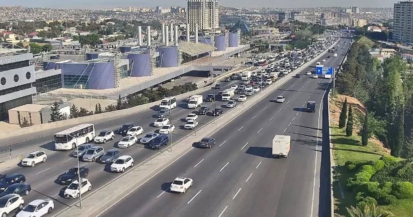 На ряде улиц и проспектов Баку затруднено движение транспорта
