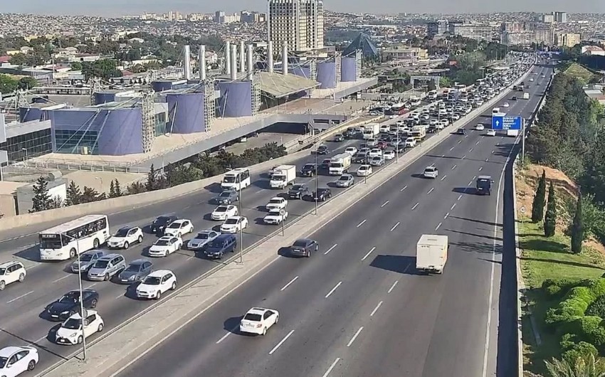 На ряде улиц и проспектов Баку затруднено движение транспорта