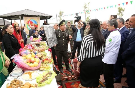 Xalqla Ordu əl-ələ devizi altında kütləvi vətənpərvərlik bayramı keçirilib