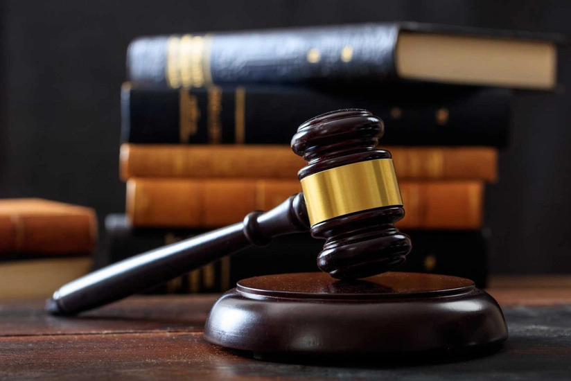 Rüşvətə görə həbs edilən vergi əməkdaşlarının məhkəməsi başladı