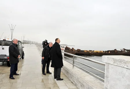 ​Prezident İlham Əliyev Bakı Ağ Şəhər bulvarında həyata keçirilən inşaat işlərinin gedişi ilə tanış olub