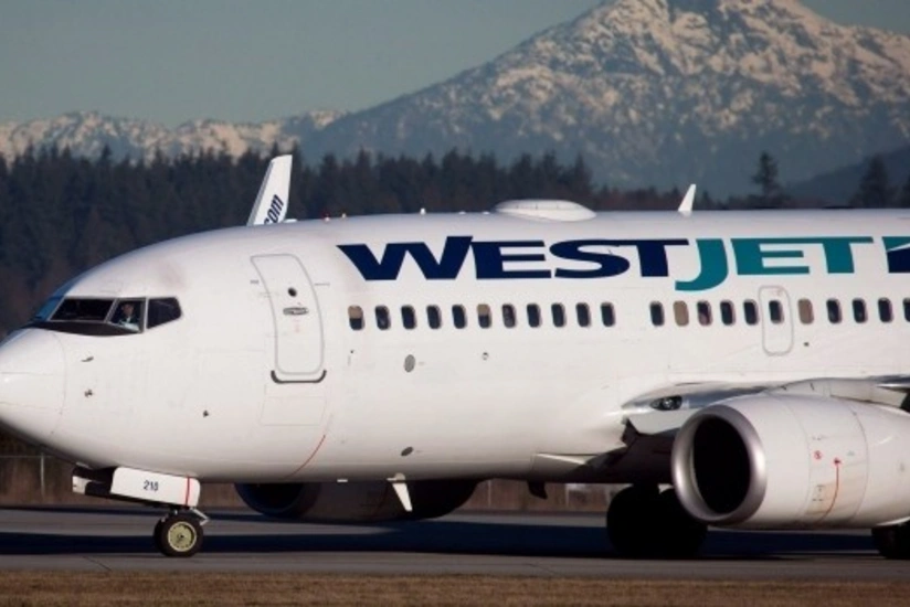 Kanadada sərnişin təyyarəsi yanaraq təcili eniş edib