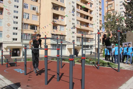 Suraxanıda abadlaşdırılan növbəti həyət istifadəyə verilib