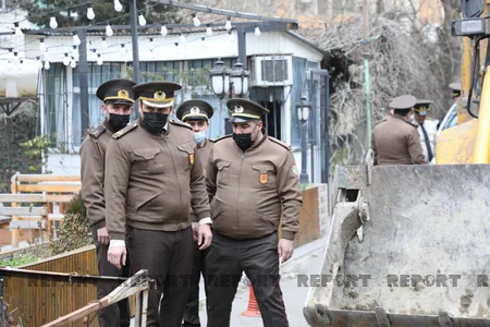 Bakıda binaların həyətlərinin giriş-çıxışlarına qoyulmuş süni maneələr sökülür