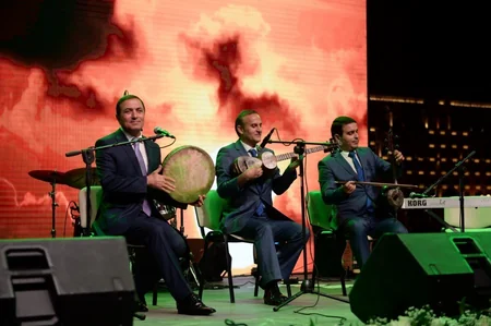Heydər Əliyev Mərkəzinin parkında muğam-caz konserti olub