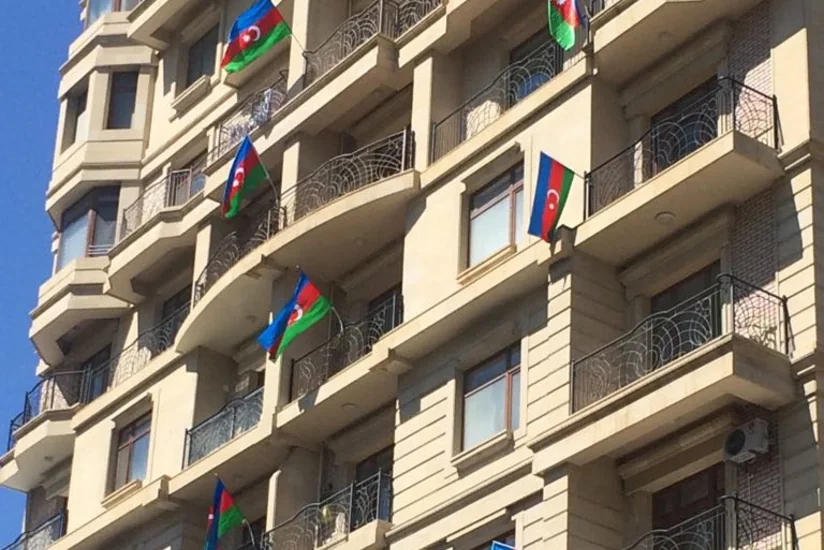 Bakıda binanın bütün sakinləri eyvandan bayraq asıb - FOTO