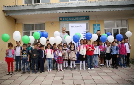 “Bank Respublika” Horadiz qəsəbəsindəki məktəbliləri sevindirib
