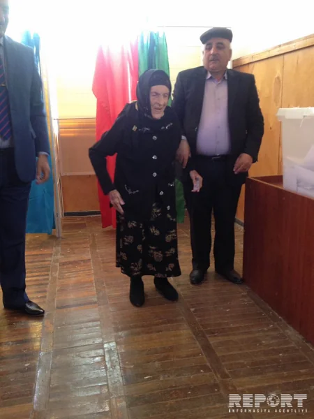 Azərbaycanın ən yaşlı seçicisi səs verib - FOTO
