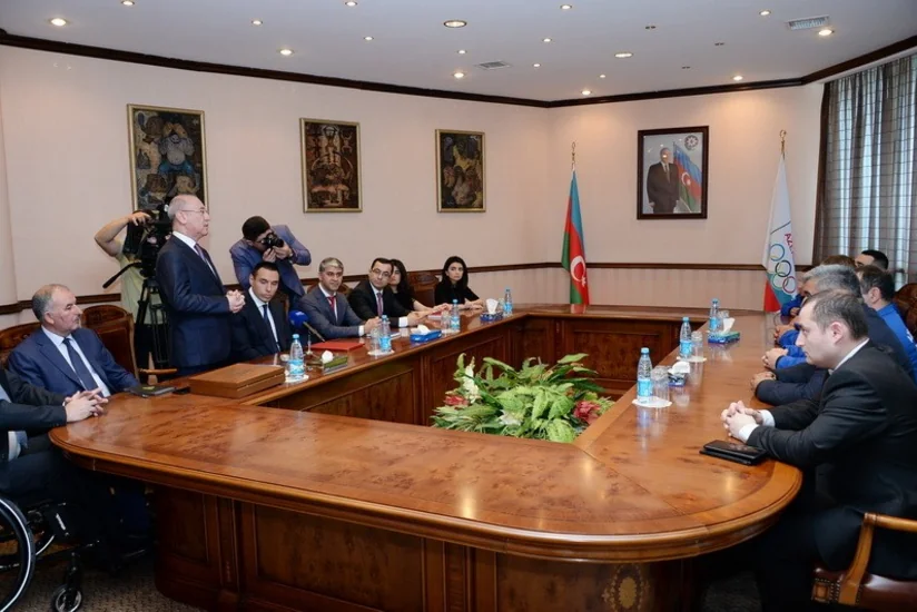 Azər Əliyev pauerliftinq üzrə paralimpiya milli komandasının üzvləri ilə görüşüb