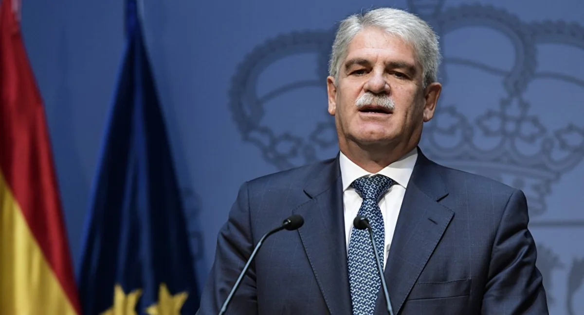 Spanish foreign minister faints during debates in Davos - VIDEO