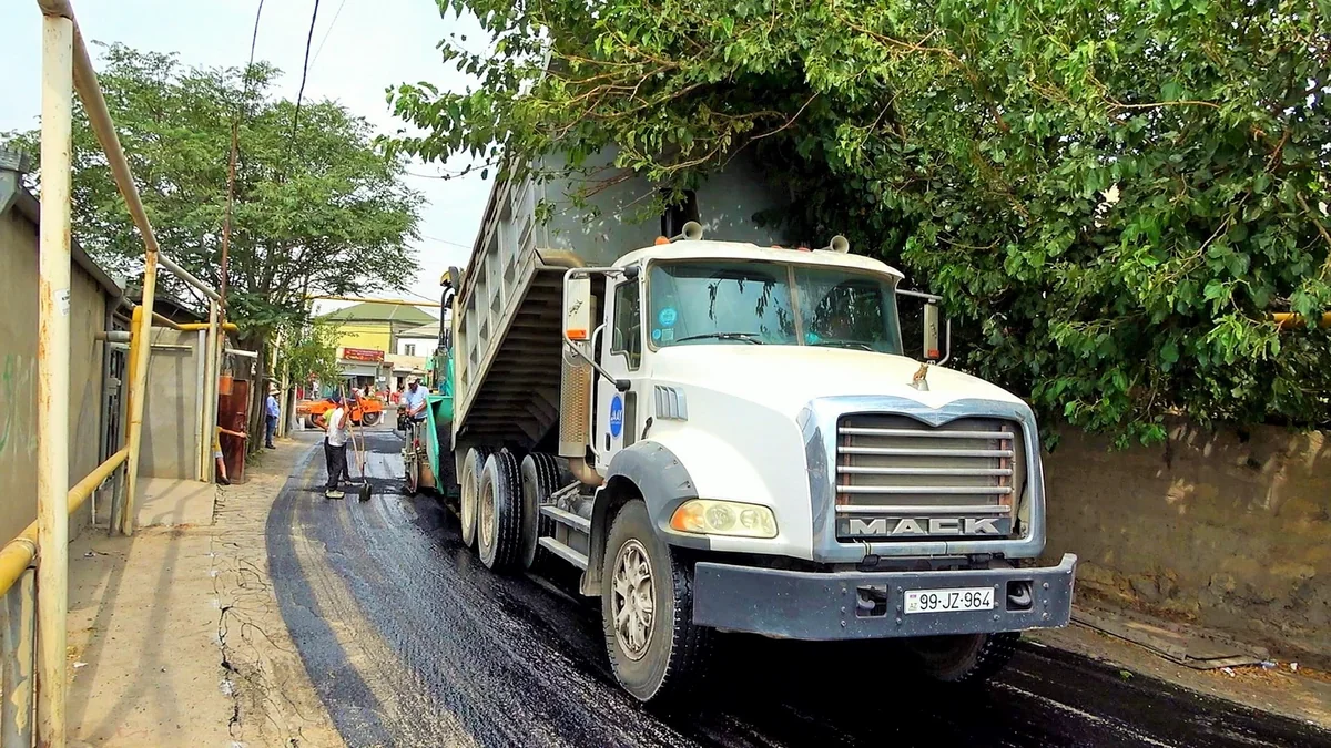 Binəqədidə qəsəbədaxili küçə və yollar təmir edilir