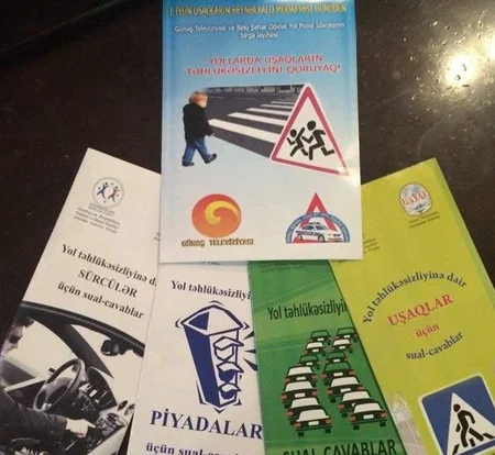 Bakıda uşaqlar yol polisini əvəz edib