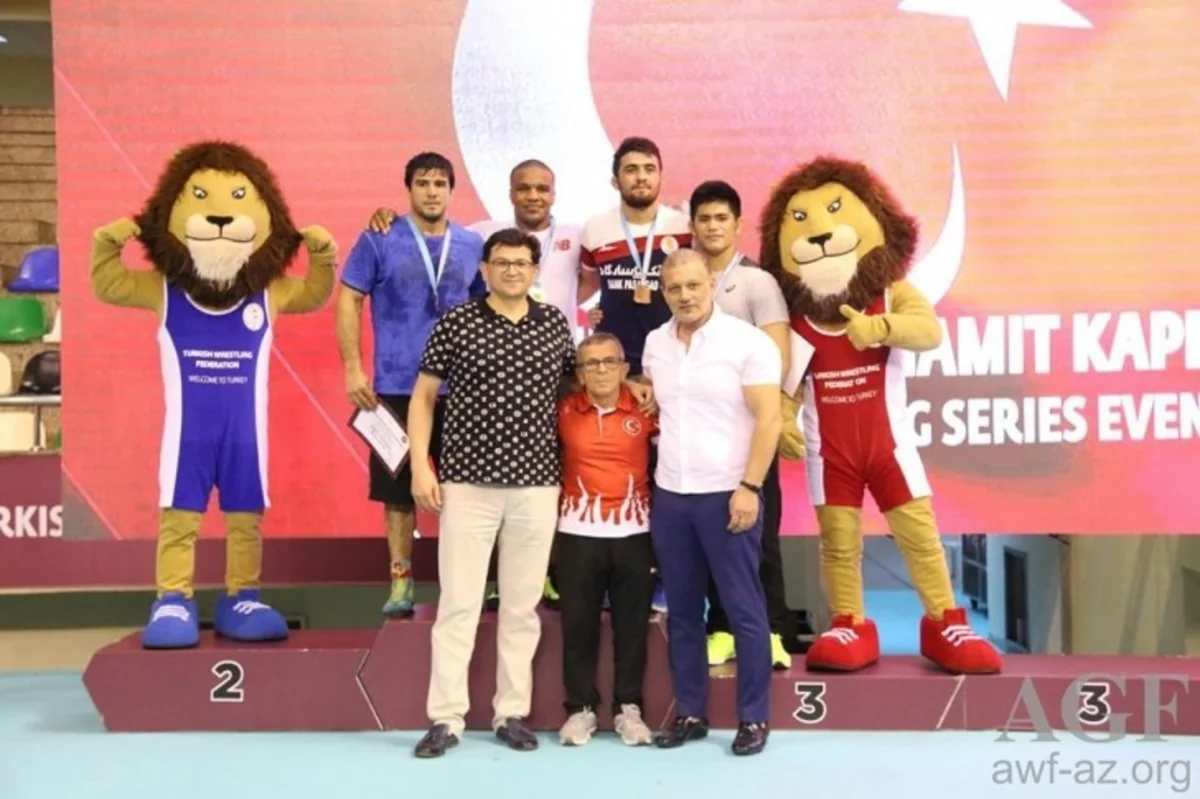 Azərbaycan güləşçiləri İstanbulda 5 medal qazanıblar