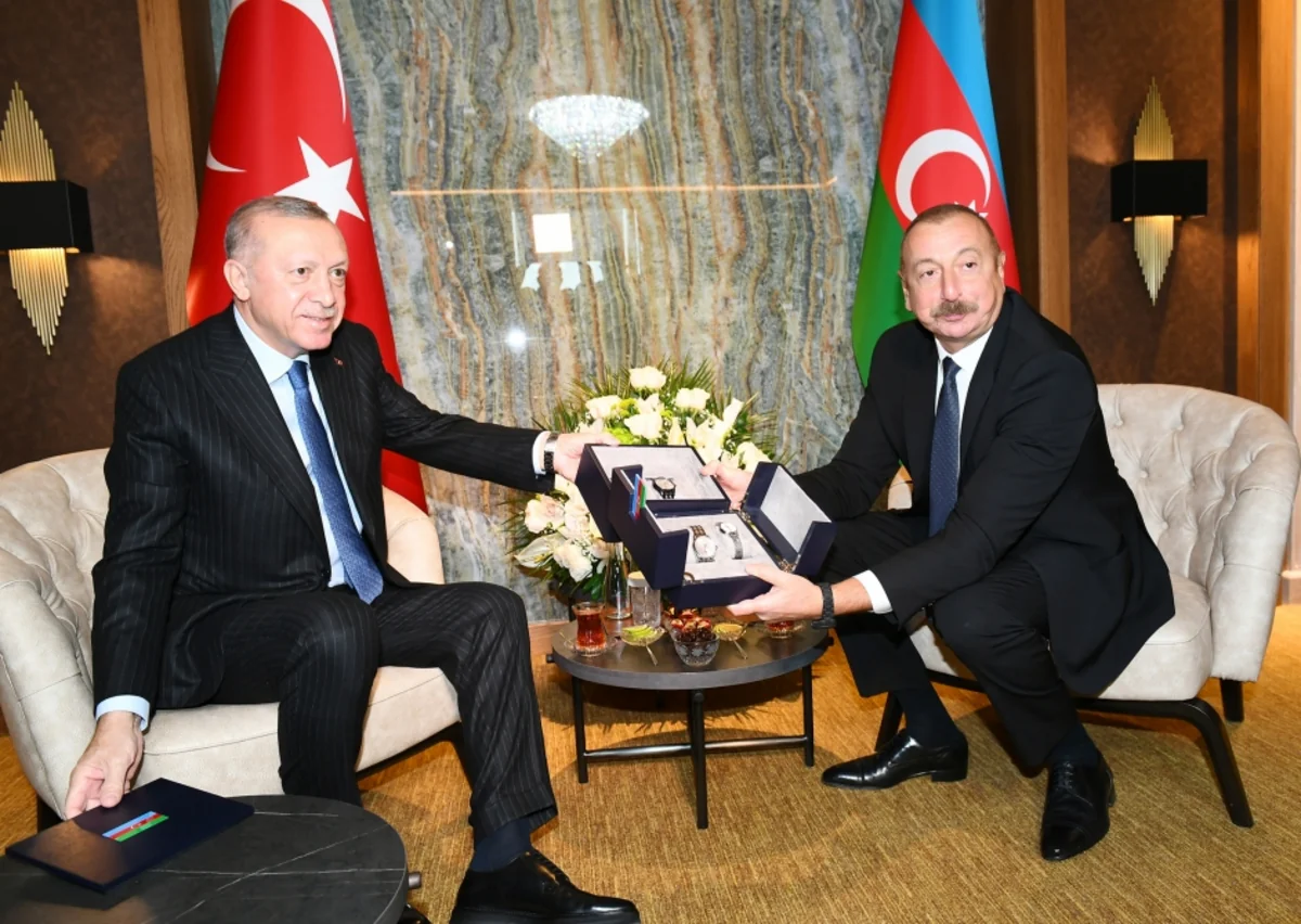 Ərdoğan Azərbaycan Prezidentinə üstündə Xarıbülbül təsviri olan saatlar hədiyyə edib