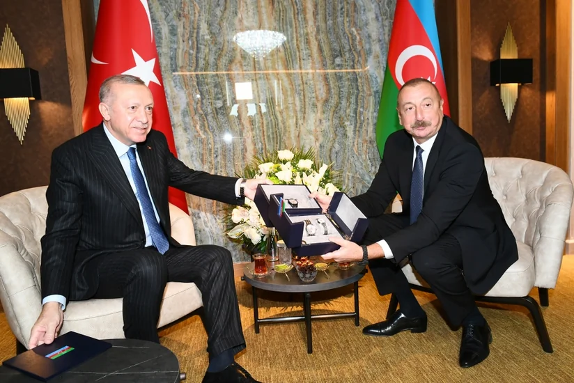 Ərdoğan Azərbaycan Prezidentinə üstündə Xarıbülbül təsviri olan saatlar hədiyyə edib