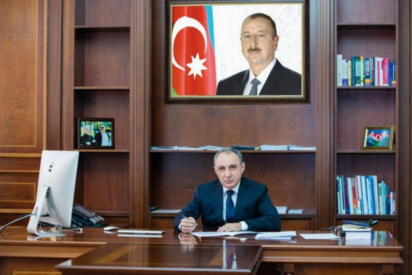 Kamran Əliyev Azərbaycan xanımlarını təbrik edib