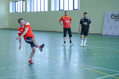 FIDE prezidenti Şəmkirdə şahmatçılarla futbol oynayıb