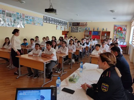 “Yol hərəkəti qaydalarını öyrənək və əməl edək!” mövzusunda maarifləndirici tədbir keçirilib