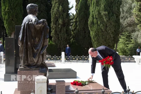 XİN rəhbərliyi Fəxri xiyabanı və Şəhidlər xiyabanını ziyarət ediblər - FOTO