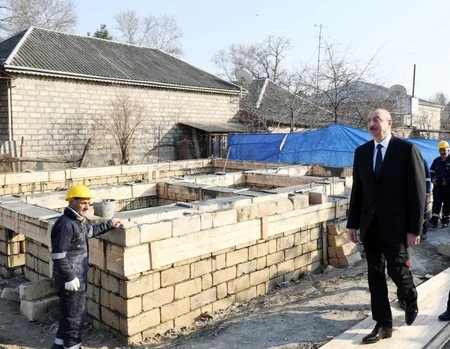 Prezident Ağsuda zəlzələnin nəticələrinin aradan qaldırılması ilə bağlı görülən işlərlə yerində tanış olub
