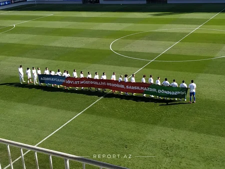 Нефтчи и Сабах вышли на поле со специальными панкартами