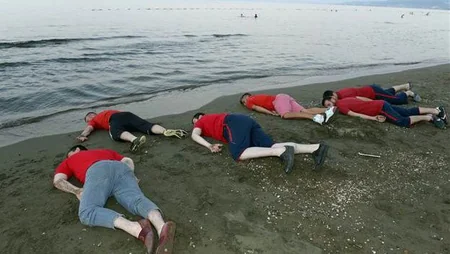 Türkiyəli gənclər üç yaşlı suriyalı mühacirin ölümünə etiraz ediblər - FOTO