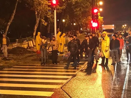 Yol polisi yağışlı hava ilə əlaqədar küçə və prospektlərə nəzarəti gücləndirib - FOTO