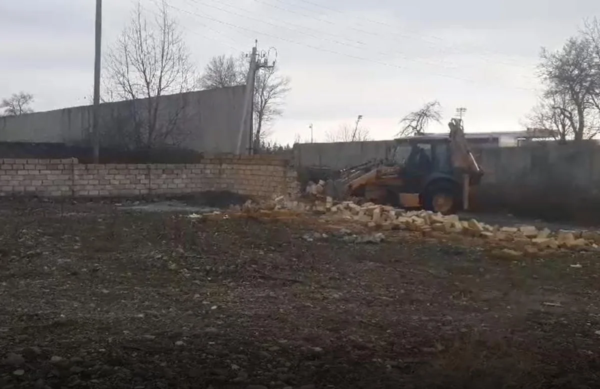 Qəbələdə qanunsuz tikili sökülüb