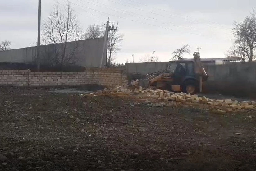 Qəbələdə qanunsuz tikili sökülüb