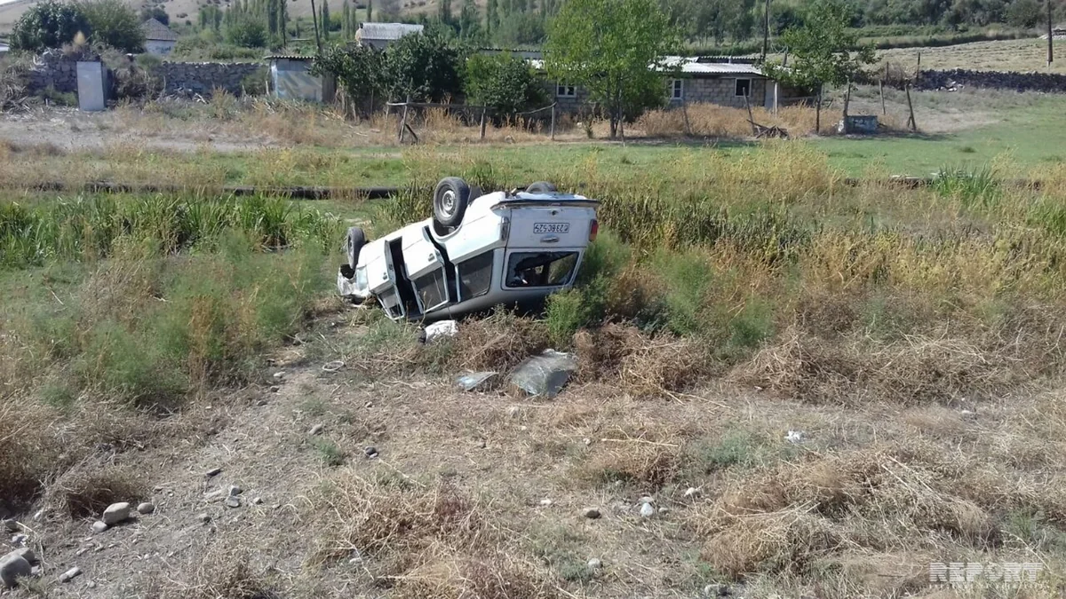 Bakı-Qazax yolunda avtomobil aşıb, sürücü xəsarət alıb
