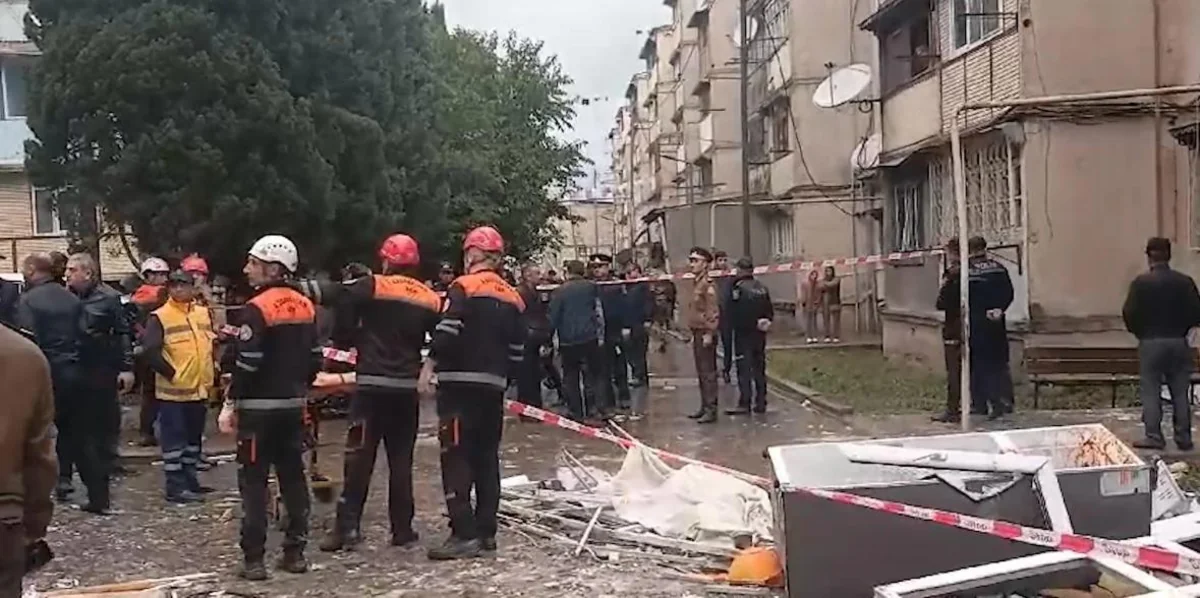 Gəncədə partlayış olan binanın sakini: Əvvəl güclü ildırım çaxdı, sonra dəhşətli gurultu eşidildi