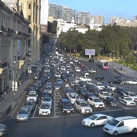 Bakının bir sıra yollarında tıxac yaranıb - SİYAHI