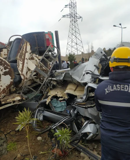 Bakıda betonqarışdıran maşın avtomobilin üzərinə aşıb, yaralananlar var
