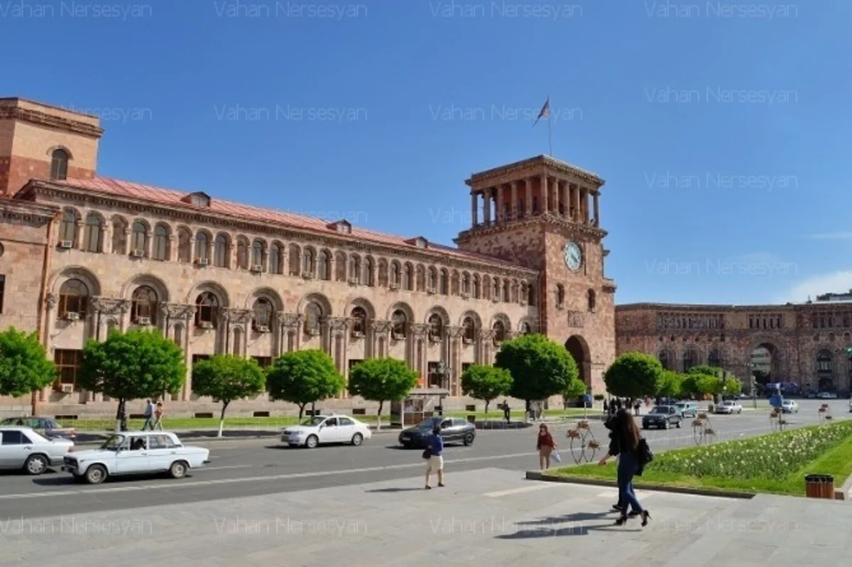 Ermənistan vətəndaşı özünü hökumət binasının qarşısında yandırmaq istəyib