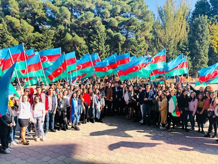 BDU-nun tələbələri Üç rəngin kölgəsində! adlı fləşmob keçiriblər