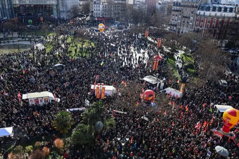 Parisdə 500 minə yaxın insan pensiya islahatına qarşı etiraz aksiyası keçirir
