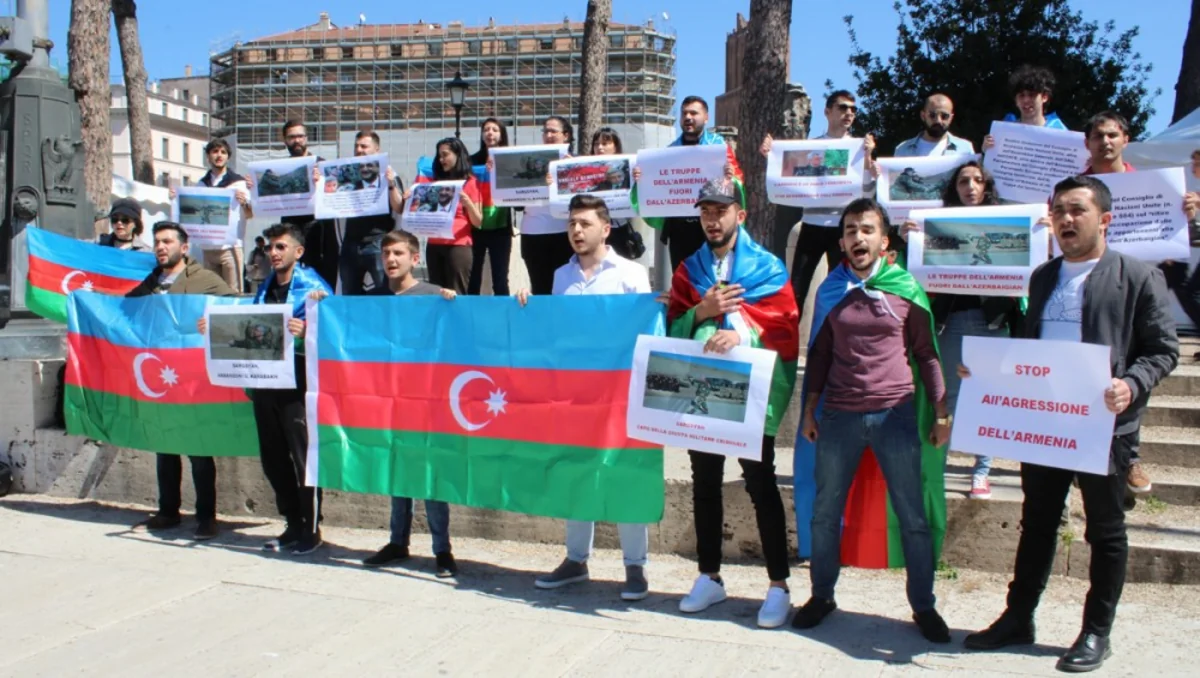 Азербайджанская молодежь провела в Риме акцию, протестуя против визита Сержа Саргсяна